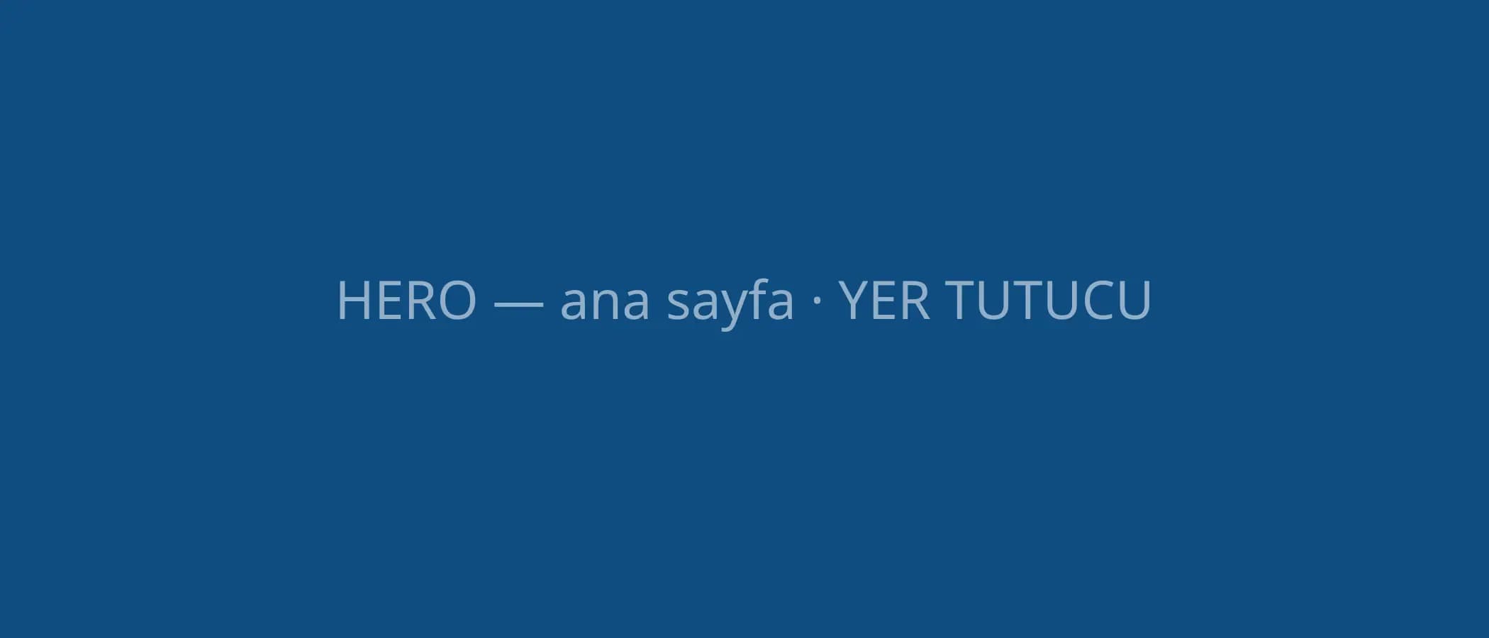 Tarlada kuyu kontrol panosu ve arka planda sulama yapan pivot sistem